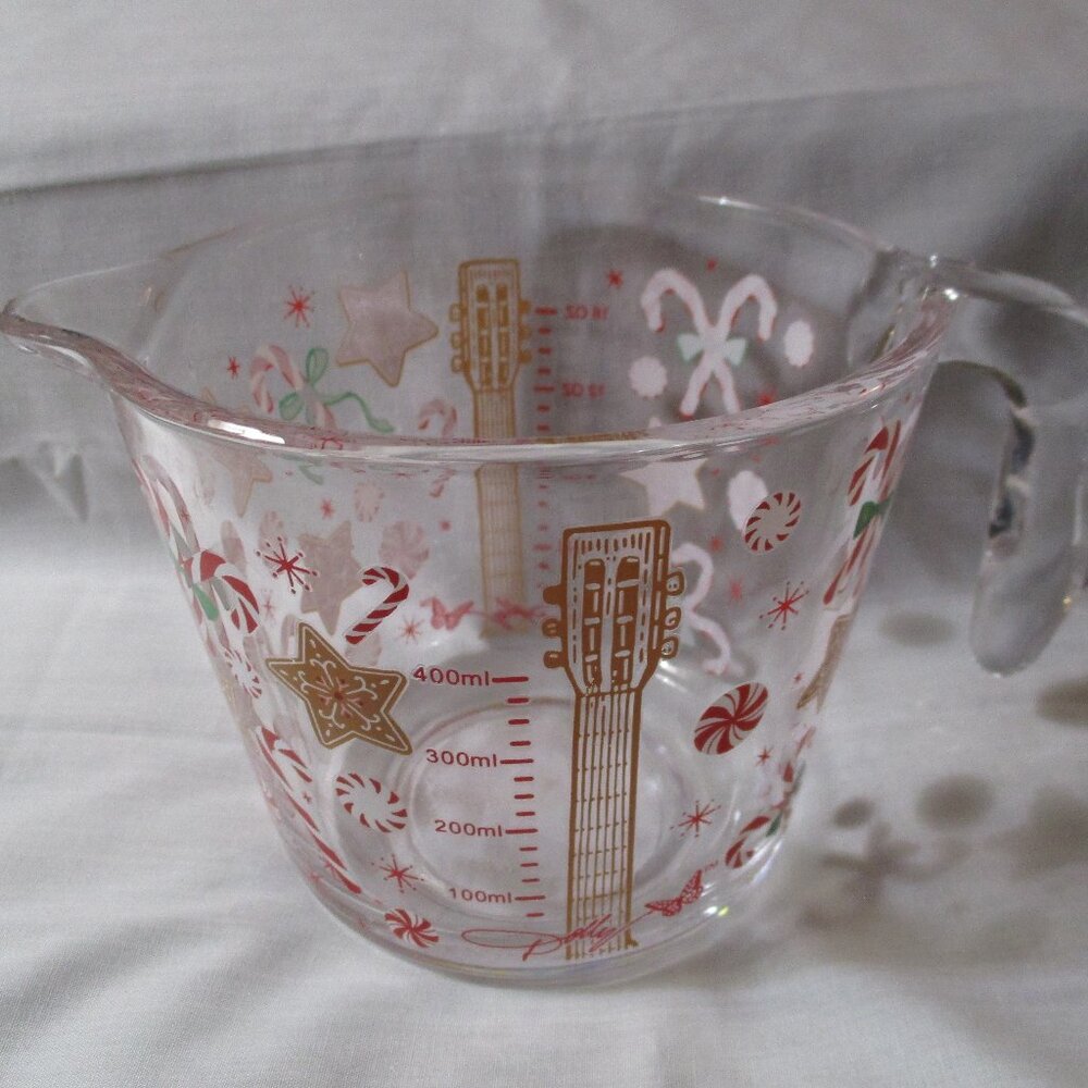 DG Dolly Parton 2 Cup Glass Christmas Measuring Cup NEW